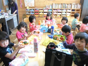 つばさ保育園 仲良く給食！